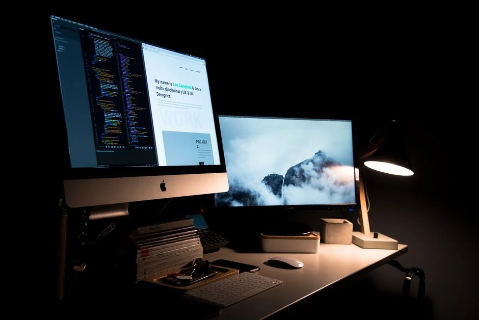 Une personne tenant un smartphone affichant une application de messagerie, à l'intérieur.