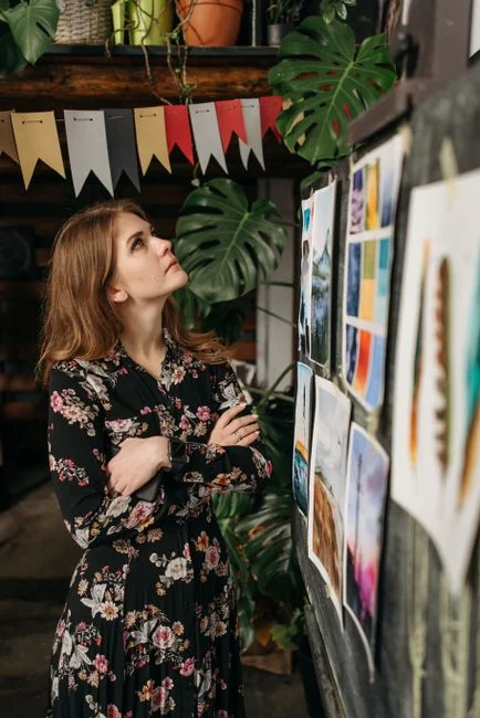 Femme utilisant un smartphone pour un appel vidéo, avec une table de fête en arrière-plan. Célébrer les traditions culturelles en mode numérique.